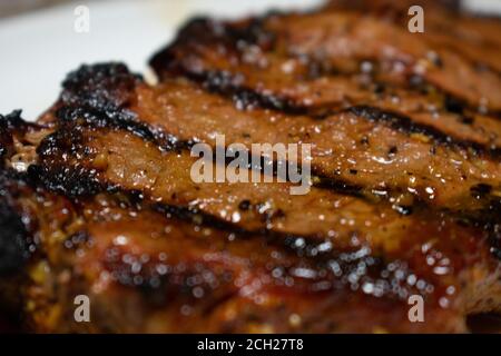 Gros plan sur un steak juteux parfaitement cuit Avec Grill Lines Banque D'Images