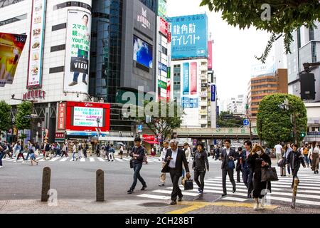 Shibuya, Tokyo / Japon - juin 2018 : le quartier populaire et bondé de Shibuya Crossing à l'extérieur de la gare est le passage piétonnier le plus fréquenté au monde. Banque D'Images