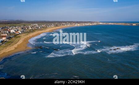 Vue aérienne d'Elie et de la plage d'Earlsferry sur le Neuk est de Fife, en Écosse. Banque D'Images