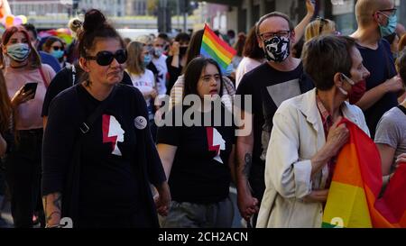 KATOWICE/ Pologne - 7 septembre 2020: marche pour l'égalité LGBT. Les jeunes portant des vêtements arc-en-ciel luttent pour les droits LGBTQ+. Démonstration pendant c Banque D'Images