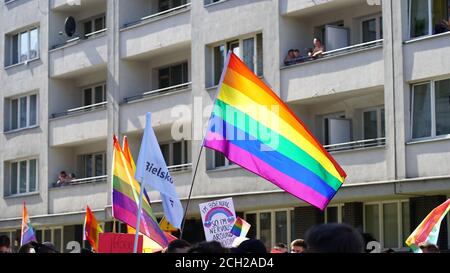 La marche de l'égalité LGBT. Les jeunes portant des vêtements et des symboles arc-en-ciel luttent pour les droits LGBTQ+. Drapeaux arc-en-ciel, bannières. Banque D'Images