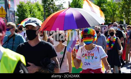 KATOWICE/ Pologne - 7 septembre 2020: marche pour l'égalité LGBT. Les jeunes portant des vêtements arc-en-ciel luttent pour les droits LGBTQ+. Démonstration pendant c Banque D'Images