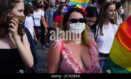 KATOWICE/ Pologne - 7 septembre 2020: marche pour l'égalité LGBT. Les jeunes portant des vêtements arc-en-ciel luttent pour les droits LGBTQ+. Démonstration pendant c Banque D'Images