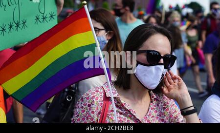 KATOWICE/ Pologne - 7 septembre 2020: marche pour l'égalité LGBT. Les jeunes portant des vêtements arc-en-ciel luttent pour les droits LGBTQ+. Démonstration pendant c Banque D'Images