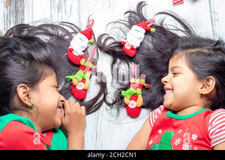 Father décorant leurs cheveux avec des décorations de Noël Banque D'Images