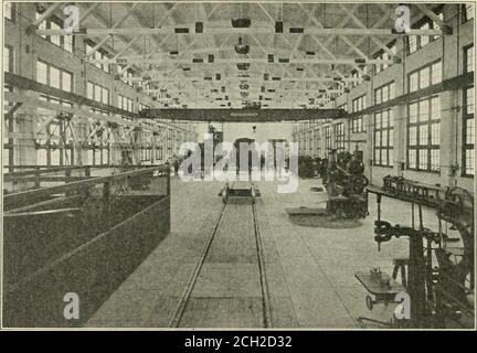 . Ingénieur américain et journal ferroviaire . &lt;-f--no 4 ÉLÉVATIONS ET SECTION DE ROUNDHOUSE, IDAHO ET WASHINGTON NORTHERN RAILWAY. Outre le camionnage de pièces lourdes comparativement machine et atelier d'érection. Facile. Cette boutique occupe un bâtiment de 210 x 70 pi, la surface entière d'UNE 4 conduite d'eau, d'air V/2 po et d'air in-vapeur IH qui est desservie par une grue électrique à trois moteurs de 10 tonnes, disposés le long du toit; les deux derniers ayant une connexion au niveau des poteaux à commander soit à partir d'une cage ou par des cordons suspendus s'étendent entre chaque deux stalles et l'eau à chaque seconde s. Banque D'Images