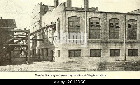 . Electric Railway journal . ed dans la centrale électrique de Virginia & Rainy Lake LumberCompanys. Une ligne triphasée a été installée entre les deux tableaux de commutation afin que chaque stationpuisse se synchroniser avec l'autre en cas d'interruption, et par mesure de précaution supplémentaire, les embases principales des deux postes sont également connectées. L'équipement de production comprend deux turbulines horizontales à condensation de 750 kw, 600 volts, triphasés, 60 cycles fonctionnant avec un facteur de puissance de 80 % et 3600r.p.m. À l'heure actuelle, l'une de ces unités est maintenue en réserve asa, mais l'augmentation rapide de la charge anticipatedans le Banque D'Images