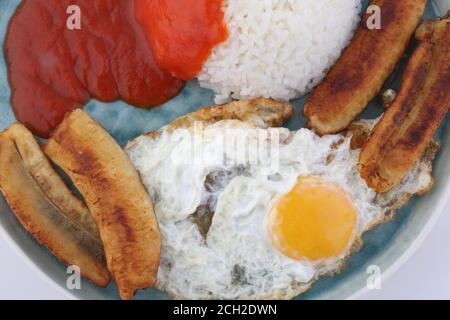 riz aux œufs frits sauce tomate et banane frite Banque D'Images