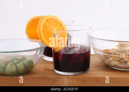 apéritif à la bouche avec olives et coques en conserve Banque D'Images