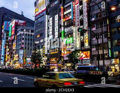 Shibuya, Tokyo Japon - juin 2018 : lumières colorées de la ville la nuit dans le quartier animé de Shibuya à Tokyo, Japon. Banque D'Images