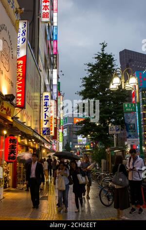 Shibuya, Tokyo Japon - juin 2018 : lumières colorées de la ville la nuit dans le quartier animé de Shibuya à Tokyo, Japon. Banque D'Images