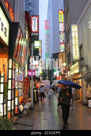 Shibuya, Tokyo Japon - juin 2018 : lumières colorées de la ville la nuit dans le quartier animé de Shibuya à Tokyo, Japon. Banque D'Images