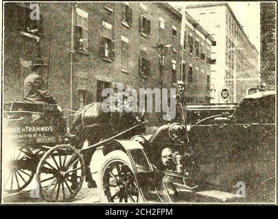 . Journal de chemin de fer électrique . LA SÉCURITÉ D'ABORD—LE SIGNE D'AVERTISSEMENT DES TRAMWAYS DE MONTRÉAL À CURVE dernier travail est d'adresser des lettres personnelles aux propriétaires de camions et d'automobiles, mais une variation introduit par les tramways de Montréal est de préparer une série de cartes d'identité pour la distribution entre les conducteurs et les chauffeurs-feurs. De plus, la compagnie montréalaise démonte sa sincérité en essayant de • protéger le propriétaire de véhicule contre les collisions de voiture en émettant à ses hommes des préprécautions concernant le genre d'accidents qui doivent. LA SÉCURITÉ D'ABORD—les PANNEAUX de mise en garde SUR LES AUTOMOBILES ANDWAGONS À MONTRÉAL doivent être protégés contre plus de particules Banque D'Images