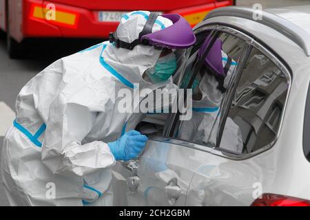 A Coruna-Espagne -18 août 2020: Un agent de santé utilise un test PCR (écouvillon nasal et buccal) sur une personne à l'intérieur d'une voiture pour déterminer la présence ou l'absence Banque D'Images