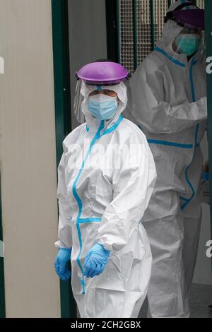 A Coruna-Espagne -18 août 2020: Un agent de santé utilise un test PCR (écouvillon nasal et buccal) sur une personne à l'intérieur d'une voiture pour déterminer la présence ou l'absence Banque D'Images
