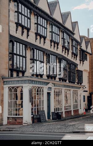 Oxford, Royaume-Uni - 04 août 2020 : extérieur du Cafe Loco situé dans un bâtiment historique d'Oxford, une ville d'Angleterre célèbre pour sa prestigieuse université, Banque D'Images