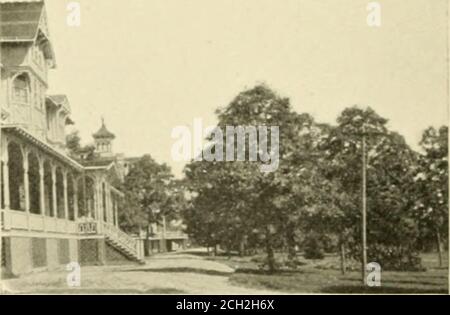 . Livre du bleu royal . ANNKX. HÔTEL DEER PARK. Système d'eau. Les réseaux d'égouts et de sanitaryarrangements sont les meilleurs que la modernisation de l'ingénierie pourrait réaliser. Il y a beaucoup de gens qui veulent toleave leurs maisons de ville et visiter les stations, mais ne sont pas désireuses de vivre dans un hôtel.pour ces personnes il y a des cottages privés délicieusement dans la proximité immédiate de l'hôtel, qui sont entièrement équipés et joliment meublées pour le ménage si désiré; mais si les occupants le souhaitent, ils peuvent organiser leurs repas à l'hôtel. Il a été habituel d'ouvrir LA PELOUSE, DEER PARK H( I ll ming piscines de t Banque D'Images