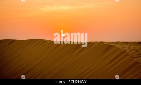 Dunes de sable aux Émirats arabes Unis, Abu Dhabi, Dubaï, Moyen-Orient. Banque D'Images