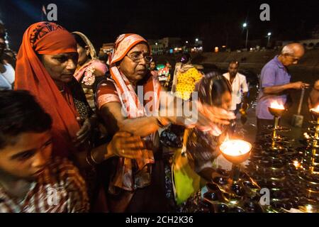 Chitrakoot, Madhya Pradesh, Inde : les pèlerins adorent les flammes de la cérémonie aarti du soir à Ramghat sur le fleuve Mandakini où pendant leur exi Banque D'Images