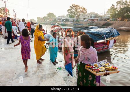 Chitrakoot, Madhya Pradesh, Inde : UNE jeune fille vend de petites bougies de puja aux pèlerins de Ramghat, sur le fleuve Mandakini, où pendant leur période d'exil Banque D'Images