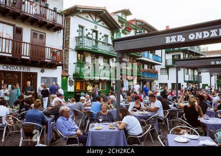 Hondarribia, Gipuzkoa, pays Basque, Espagne - 18 juillet 2019 : les gens dînent dans l'un des nombreux restaurants de plein air du traditionnel Barrio de la Ma Banque D'Images