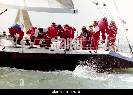 AJAXNETPHOTO. 31 JUILLET 1987. SOLENT, ANGLETERRE. - COUPE DE L'AMIRAL 1987 - DÉBUT DE LA COURSE DE CANAL. YACHT DE L'ÉQUIPE DES ÉTATS-UNIS INSATIABLE ; CHAR D'ASSAUT D ET F KREHBIEL. PHOTO : JONATHAN EASTLAND / AJAX REF:ADC CR87 37 Banque D'Images