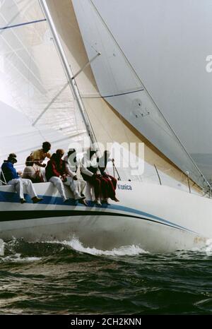 AJAXNETPHOTO. 31 JUILLET 1987. SOLENT, ANGLETERRE. - COUPE DE L'AMIRAL 1987 - DÉBUT DE LA COURSE DE CANAL. YACHT DE L'ÉQUIPE ITALIENNE MARISA-KONICA; SKIPPER ULRICO LUCARELLI. PHOTO : JONATHAN EASTLAND / AJAX REF:ADC CR87 63 Banque D'Images