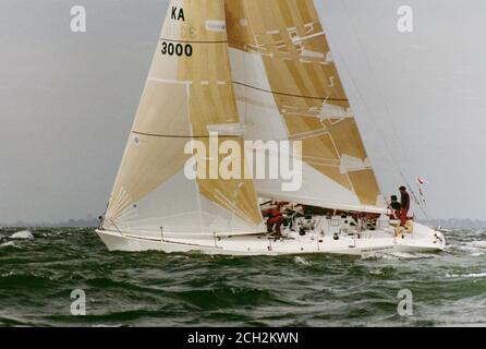 AJAXNETPHOTO. 31 JUILLET 1987. SOLENT, ANGLETERRE. - COUPE DE L'AMIRAL 1987 - DÉBUT DE LA COURSE DE CANAL. YACHT DE L'ÉQUIPE AUSTRALIENNE SWAN PREMIUM III ; SKIPPER PETER KURTS. PHOTO : JONATHAN EASTLAND / AJAX REF:ADC CR87 103 Banque D'Images