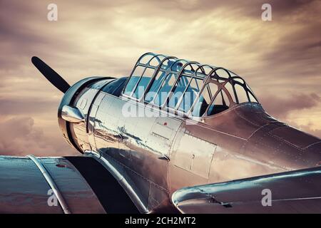 avion historique sur un aérodrome Banque D'Images