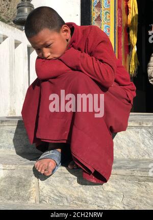 Potrait de novice de garçon népalais de l'école bourgeonniste de la nunnery dans le district de Mustang, au Népal. Enfant pensif triste. Monastère de Muktinath. Banque D'Images