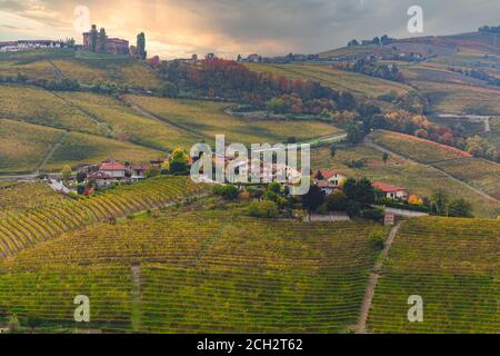 Vue imprenable sur les collines des vignobles de Langhe au coucher du soleil en automne, site classé au patrimoine mondial de l'UNESCO, Alba, province de Cuneo, Piémont, Italie Banque D'Images