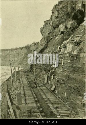 . La revue de chemin de fer de rue. STATIONS DE LOISIRS POUR 1896. TRÉTEAU AUX BUTÉES DE PONT EN PORTE-À-FAUX. PAYSAGE D'HIVER SUR LA GORGE ROAD. Les lignes électriques les plus pittoresques du pays sont sans aucun doute celles qui longent la rivière Niagara. Le groupe de vues montré sur cette page a été récemment Takenlonle long de la ligne de gorge Road. Le grand groupe. SCÈNE SOUS LE PONT. De vues montre les glaces mammouth, beaucoup de tonnes de poids, selon les falaises. Switchmen a été placé à l'intersection des lignes allrail et électrique à Denver. La grande importance des stations de loisirs, des parcs et de la batterie spéciale Banque D'Images