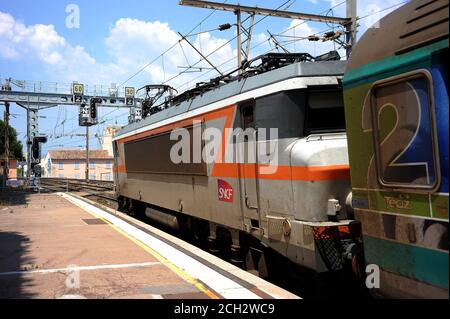 Service en direction de l'ouest derrière la 122337 à Saint-Raphaël-Valescure. Banque D'Images