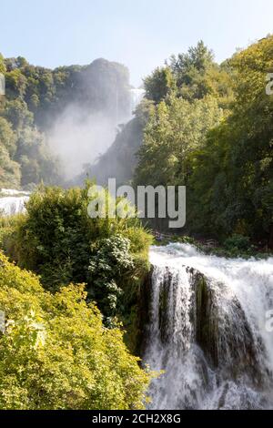 Détail d'une chute d'eau dans le parc de chutes d'eau marmore Banque D'Images