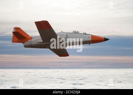 Un avion de chasse classique survolant les nuages. CASA C-101 Aviojet. Banque D'Images