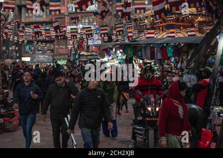 Katmandou, Népal - décembre 22: Des personnes non identifiées se promène dans différents magasins de la rue avec des drapeaux colorés au-dessus le 22 décembre 2019 à Katmandou Banque D'Images