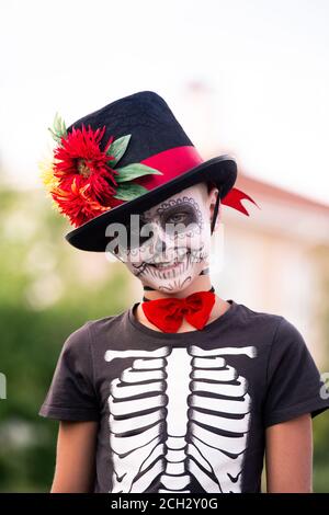 Adorable garçon souriant avec visage peint en costume d'halloween squelette Banque D'Images