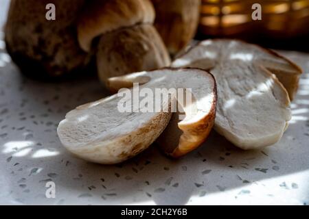 Roi de savoureux champignons comestibles, boletus edulis porcini cepe prêt à cuire dans des pâtes ou raviolis Banque D'Images