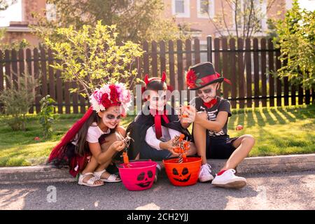 Jolie petite fille et deux garçons avec des visages peints gâteries pour halloween Banque D'Images