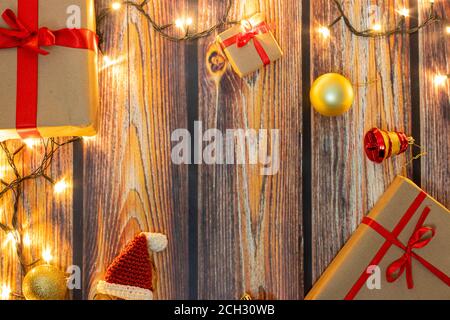 Cadeaux de Noël et les lumières sur plancher en bois Banque D'Images