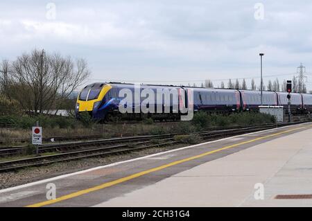 180103 avec un train en direction du nord sur la courbe est de Didcot. Banque D'Images