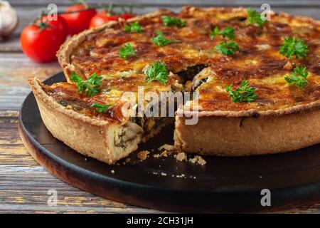 Quiche française avec poulet et champignons sur fond de bois Banque D'Images