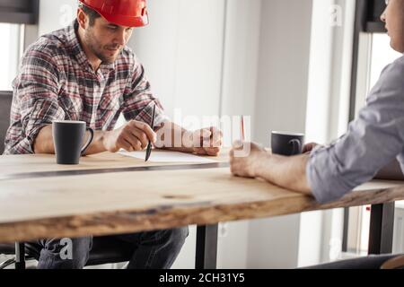 l'ingénieur pense à la reconstruction d'un vieux bâtiment de bureau. gros plan vue de côté photo Banque D'Images