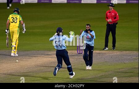 Le Jos Buttler d'Angleterre célèbre avec Adil Rashid (à droite) après s'être associé pour rejeter l'australien Alex Carey pour gagner le deuxième match Royal London ODI à Emirates Old Trafford, Manchester. Banque D'Images