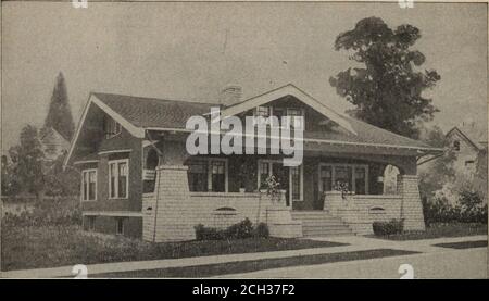 . Notre livre de ferme et de construction. . Un style bungalow typique de Californie. Il mesure 44 x 29 pieds, possède cinq chambres et une salle de bains, avec une cave à manger et un escalier menant au grenier. Nous pouvons fournir un ensemble complet de plans de travail imprimés en bleu et de spécifications dactylographiées pour seulement 7.00 $ par ensemble. Les imprimés bleus comprennent un plan de sous-sol, un plan de toit, des plans du premier et du deuxième étage, des élévations avant, arrière, deux côtés, des sections murales et tous les détails intérieurs nécessaires. Les spécifications consistent en vingt-deux pages de matière dactylographiée. Lors de la commande, demandez le numéro de modèle 6607L. 152 NOTRE FERME ET LIVRE DE CONSTRUCTION. Un ele Banque D'Images