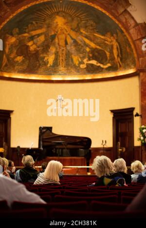 Les amateurs de concerts assistent à une représentation du baryton Christian Gerhaher et du pianiste Gerold Huber, qui interprétent des chansons de Schubert et Berg dans un récital pour lancer la nouvelle saison au Wigmore Hall, qui devient le premier grand site de musique britannique à accueillir de nouveau le public en direct, Londres. Banque D'Images