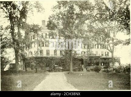 . Hôtel Berkshire et la maison Bantam Lake, Litchfield, Conn. SiJe Vieuf Hotel Berhh, ^/imusements Driving, MorseoacK Rtamg, (jolf. Tennis et Howling pour ceux qui aiment aiimseuieuut ami détournement de différents types, il n'y a pas besoin d'un moment de dnil à l'Hôtel Berkshire; Pour ceux qui whoprefei- un moyen de transport piivate ou la liorse de selle au lieu du service gratuit CoachLine, les arrangements peuvent être rnadt avec la livery stable par a])-pliing au bureau de l'hôtel Berkshire. Les entraînements thi-ongh le pays de rbs-rouuding sont nombreux et variés, labourant le client avec i)leasure et suri)Rise asat chaque et chaque tu Banque D'Images