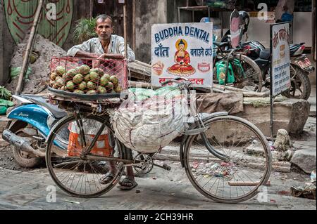 KATMANDOU, NÉPAL - 14 AOÛT 2018 : des hommes népalais non identifiés qui vendent des fruits à vélo dans les rues de Katmandou, Népal Banque D'Images