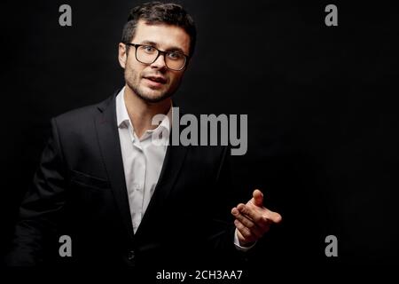 dialogue avec public.centre de formation pour les personnes actives. l'homme pointe vers le public. copier l'espace.gros plan portrait Banque D'Images