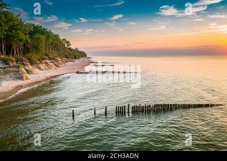 Vue aérienne du coucher de soleil sur la mer Baltique en été, Pologne Banque D'Images